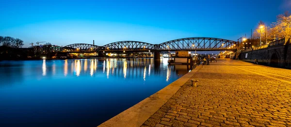 Pont ferroviaire de Vysehrad la nuit — Photo