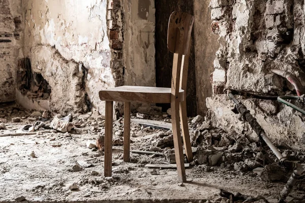 Vecchia sedia in legno in camera abbandonata devasta — Foto Stock