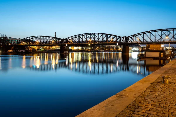 Pont ferroviaire de Vysehrad la nuit — Photo