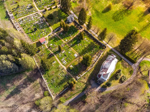 Chiesa e cimitero dall'alto — Foto Stock