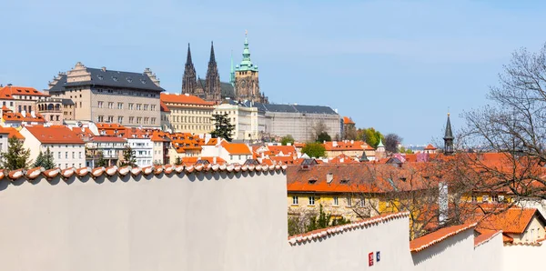 Castelo de Praga no dia ensolarado da primavera — Fotografia de Stock