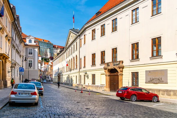 プラハ、チェコ共和国-エイプリル社2020年17日:チェコ議会下院への入場-下院議員。チェコ共和国プラハのスネモフニ通り — ストック写真