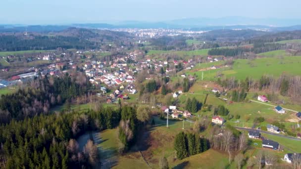 Paysage rural de montagne au printemps journée ensoleillée — Video