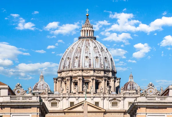 Papal Basilica of St. Peter in the Vatican — Stock Photo, Image