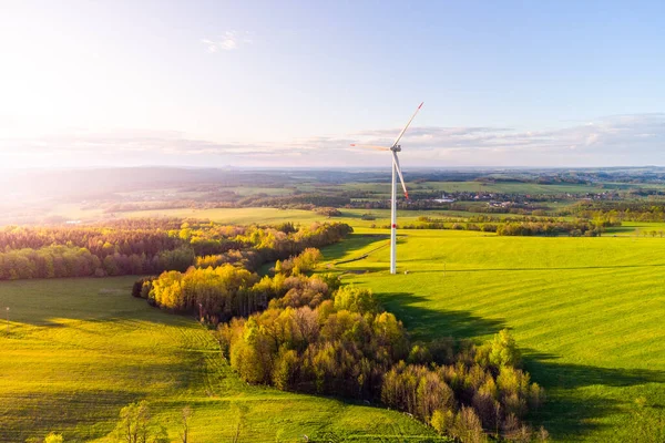 Wind turbine in green rural landscape from above — Stock Photo, Image