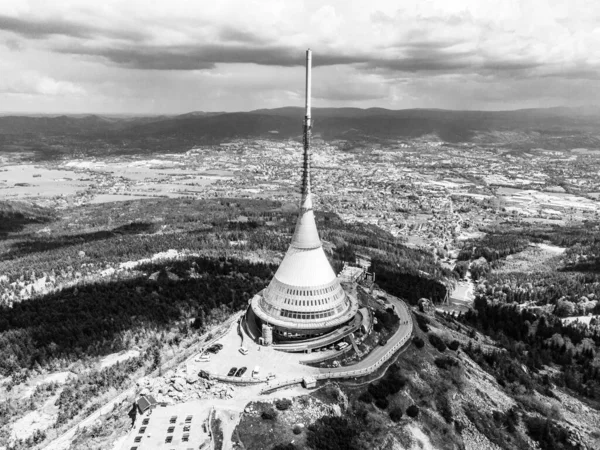 LIBEREC, REPÚBLICA CHECA - 02 DE JUNIO DE 2021: Transmisor Jested Mountain Hotel y TV sobre Liberec, República Checa. Vista aérea desde el dron — Foto de Stock