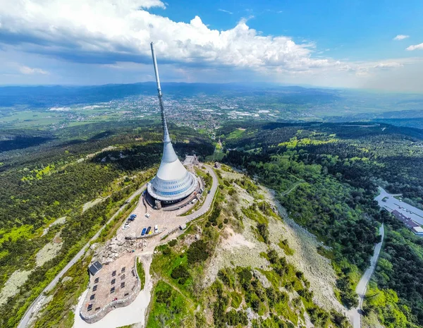 LIBEREC, REPÚBLICA CHECA - 02 DE JUNIO DE 2021: Transmisor Jested Mountain Hotel y TV sobre Liberec, República Checa. Vista aérea desde el dron — Foto de Stock
