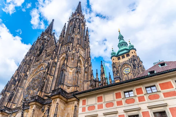 Framsidan av St Vitus katedralen i Prag slott, Prag, Tjeckien — Stockfoto