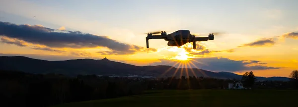 Gün batımında drone silueti — Stok fotoğraf