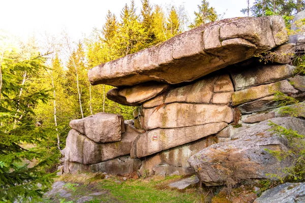 Formazione di rocce granitiche nella foresta — Foto Stock