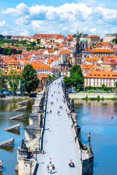 Vista panorámica de Praga con el Puente de Carlos sobre el río Moldava y la Ciudad Menor. Vista desde Old Town Bridge Tower, República Checa — Foto de Stock