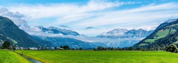 Vallée de montagne large dans les Alpes autrichiennes — Photo