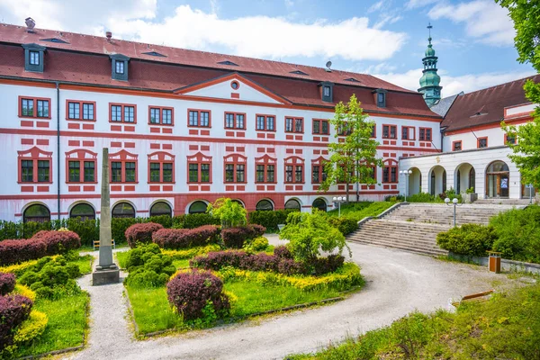 Liberec Chateau and gardens on sunny summer day — Stock Photo, Image