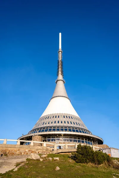 LIBEREC, REPÚBLICA CHECA - NOVEMBRO 11, 2020: Jested - Montanha hotel e transmissor em dia ensolarado, Liberec, República Checa — Fotografia de Stock