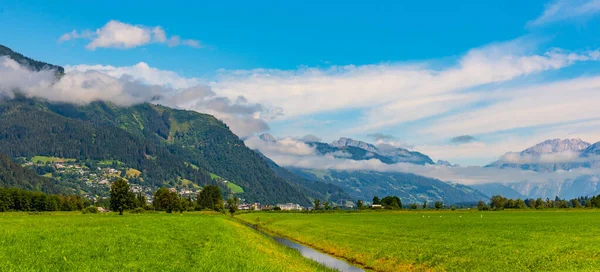 Vallée de montagne large dans les Alpes autrichiennes — Photo