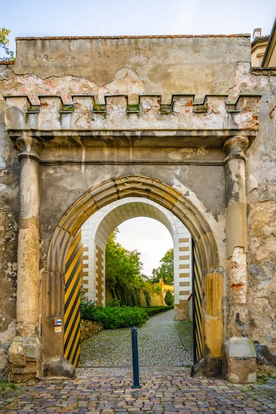 Puerta del castillo y puente en Brandys nad Labem — Foto de Stock