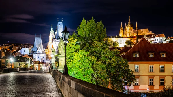 Erleuchtete Prager Wahrzeichen bei Nacht — Stockfoto