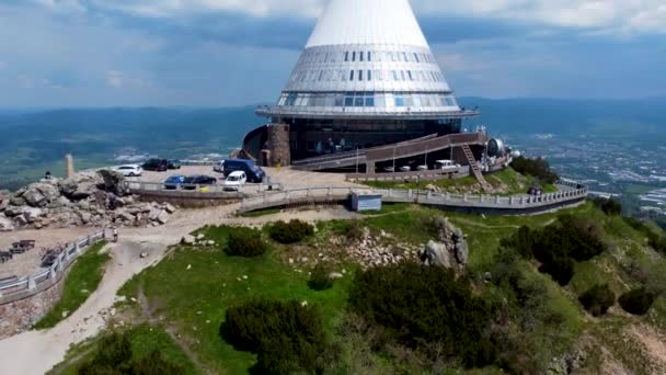 LIBEREC, REPÚBLICA CHECA - 14 DE JUNHO DE 2021: Hotel de montanha e transmissor de TV. Imagens aéreas de pedestal 4K de drone — Vídeo de Stock