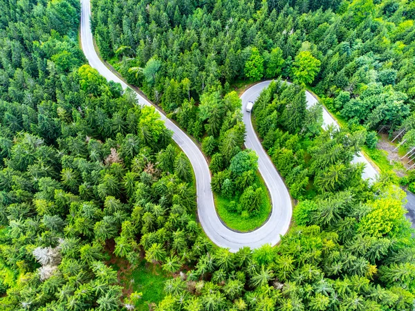 Közúti szerpentin az erdőben felülről — Stock Fotó