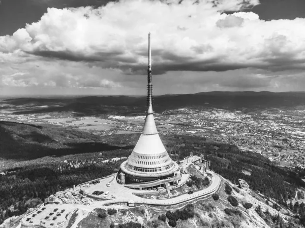 LIBEREC, REPÚBLICA CHECA - 02 DE JUNIO DE 2021: Transmisor Jested Mountain Hotel y TV sobre Liberec, República Checa. Vista aérea desde el dron — Foto de Stock