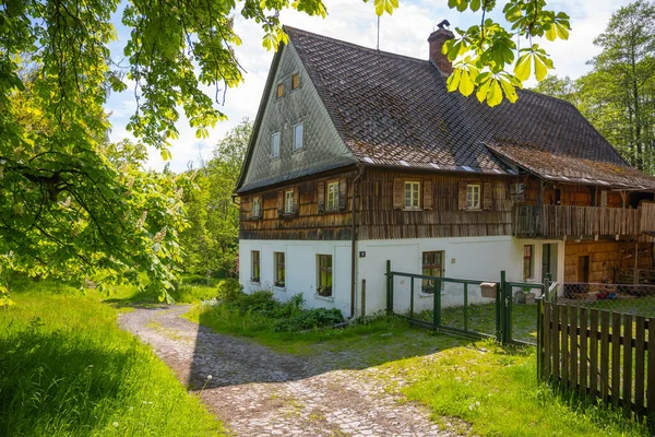 Stary dom na wsi — Zdjęcie stockowe