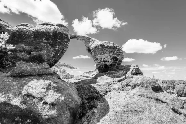 晴れた夏の日にユニークな砂岩のアーチ — ストック写真