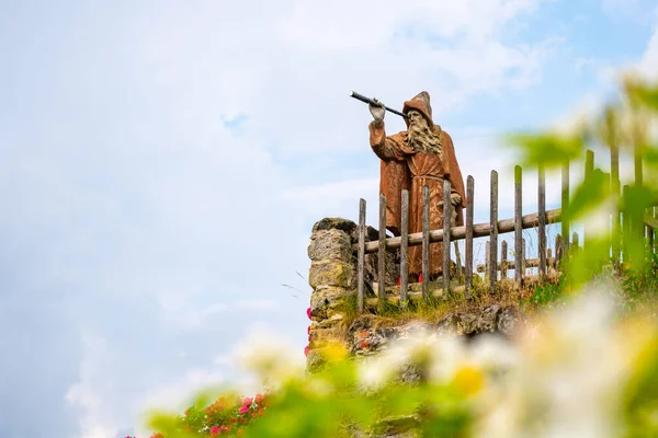 SLOUP V CECHACH, RÉPUBLIQUE TCHÈQUE - 26 JUIN 2020 : Statue de l'ancien ermite barbu avec télescope sur la plate-forme de guet des ruines du château de Sloup v Cechach, République tchèque — Photo