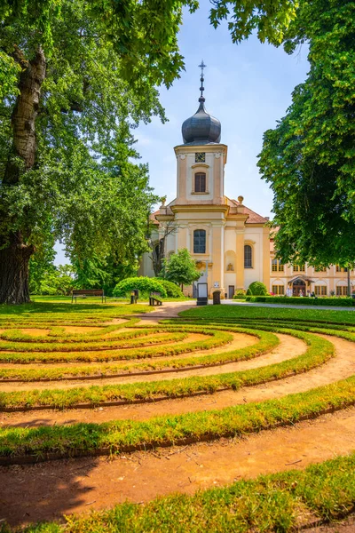Castillo de Loucen - castillo barroco con hermoso parque — Foto de Stock