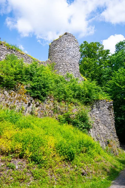 Zřícenina hradu Kumburk za slunečného letního dne — Stock fotografie