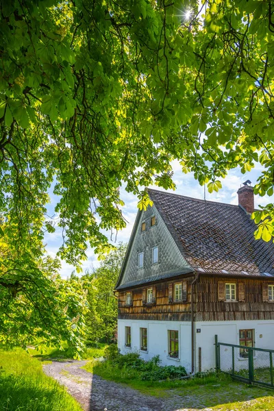 Oud huis op het platteland — Stockfoto