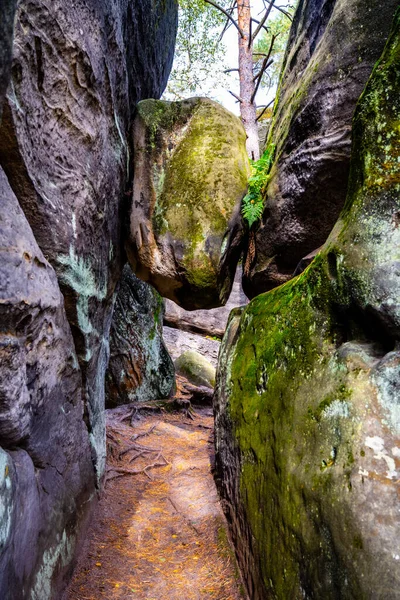 Pedra de arenito presa acima da passagem estreita — Fotografia de Stock