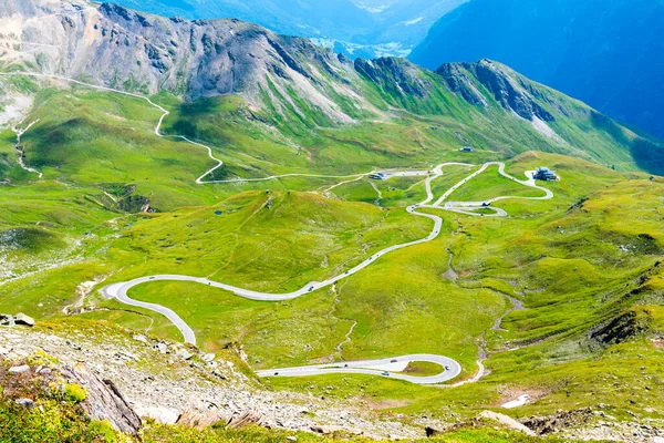 Montaña asfalto carretera serpentina. Winding Grossglockner High Alpine Road en High Tauern, Austria — Foto de Stock