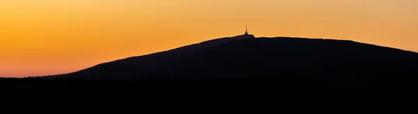 Silhuett av Jested berg vid solnedgången tid — Stockfoto