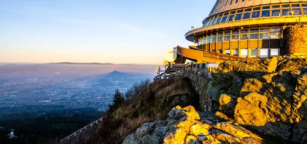 LIBEREC, TJECKIEN - NOVEMBER 06, 2020: Utsiktsterrass på Jested Mountain Hotel. Solig höst kväll utsikt. Liberec, Tjeckien — Stockfoto
