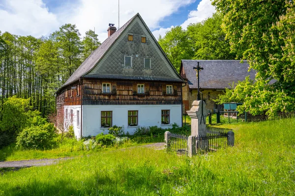 Oud huis op het platteland — Stockfoto