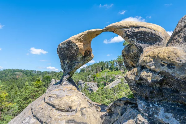 Arco di arenaria unico nella soleggiata giornata estiva — Foto Stock