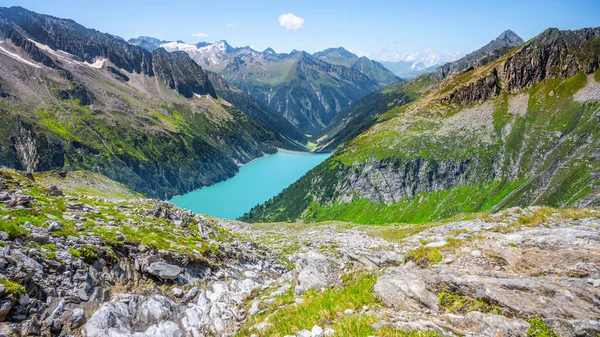 Prachtige alpine walley met azuurblauwe waterdam — Stockfoto