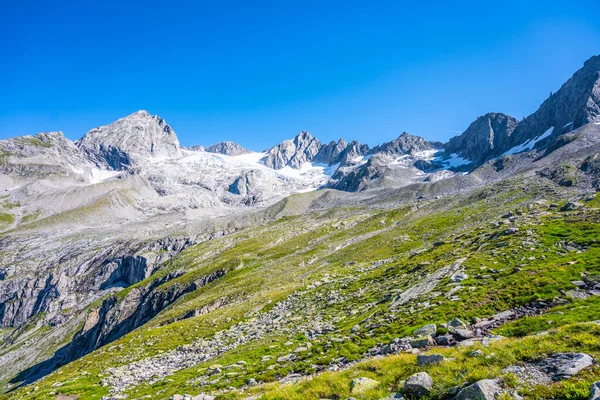 Picos alpinos com derretimento geleira no dia ensolarado de verão — Fotografia de Stock