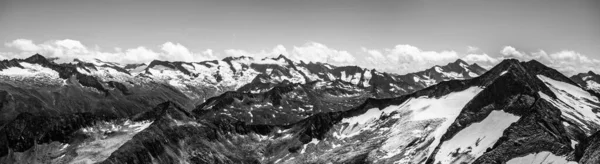 Alpnine βραχώδεις κορυφές καλοκαίρι πανόραμα — Φωτογραφία Αρχείου