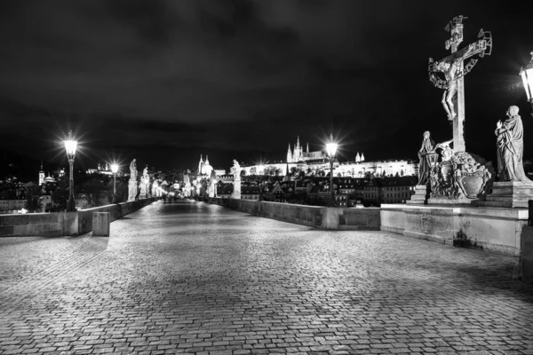 Belysta Prag landmärken på natten — Stockfoto