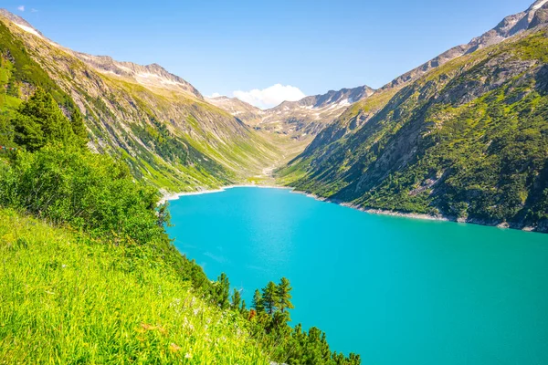 Żywy niebieski górskie jezioro w Alpach letnich — Zdjęcie stockowe