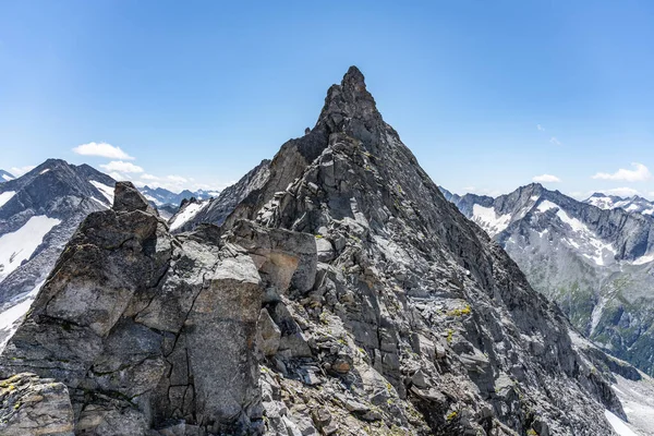 Güneşli yaz gününde kayalık dağ sırtı. — Stok fotoğraf