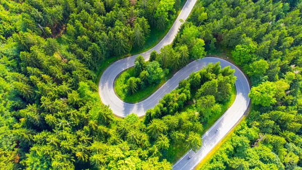 Carretera serpentina en el bosque desde arriba —  Fotos de Stock