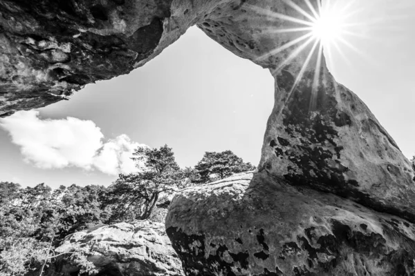 Arco di arenaria unico nella soleggiata giornata estiva — Foto Stock
