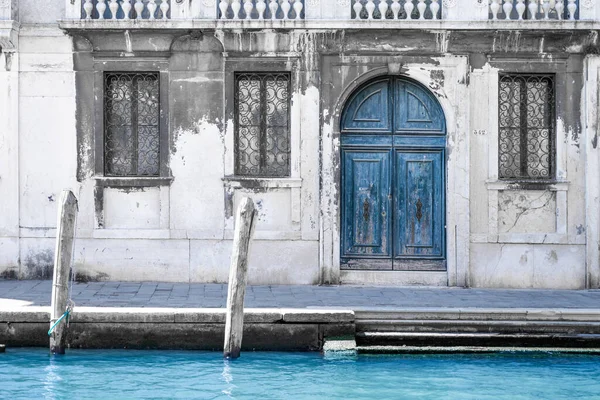 Coin vénitien romantique avec porte et fenêtres en bois bleu vintage — Photo