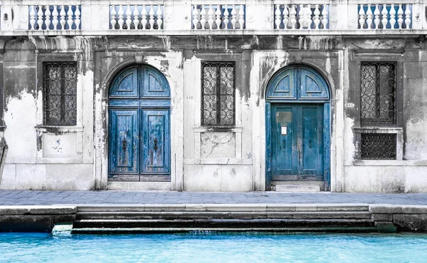 Romantic Venetian nook with two vintage wooden doors and windows — Stock Photo, Image