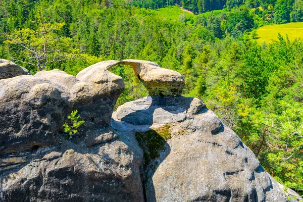 Arco di arenaria unico nella soleggiata giornata estiva — Foto Stock