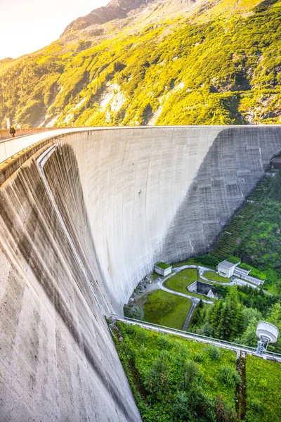 Enorme betonnen apline dam op zonnige zomerdag — Stockfoto