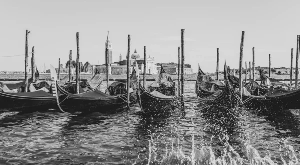 浪漫的贡多拉停泊在威尼斯 — 图库照片