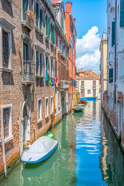 Encantador rincón veneciano en el soleado día de verano — Foto de Stock